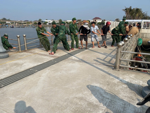 Một t&agrave;u c&aacute; bị ch&igrave;m khi đang neo đậu ở cảng du lịch - Ảnh 1.