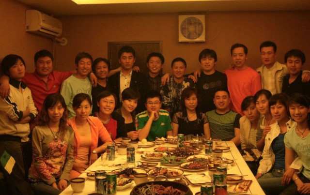 Họp lớp, nh&oacute;m bạn khoe gi&agrave;u lớn tiếng gọi to&agrave;n m&oacute;n sang, đến l&uacute;c trả tiền th&igrave; im lặng - Ảnh 1.