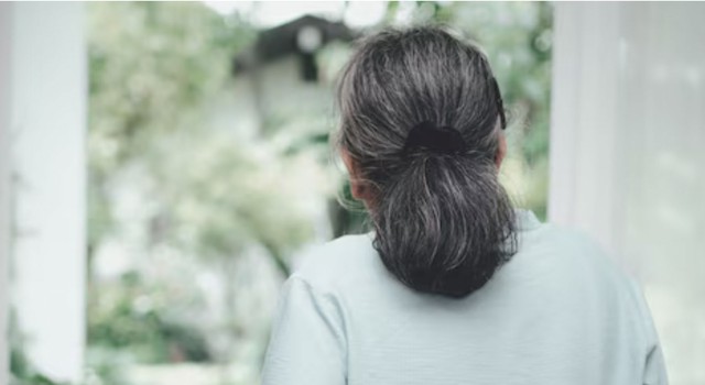 Tuổi gi&agrave; c&oacute; tiền nhưng kh&ocirc;ng b&igrave;nh y&ecirc;n: Cụ b&agrave; bật kh&oacute;c khi 3 con tranh nhau đ&oacute;n về nu&ocirc;i - Ảnh 1.