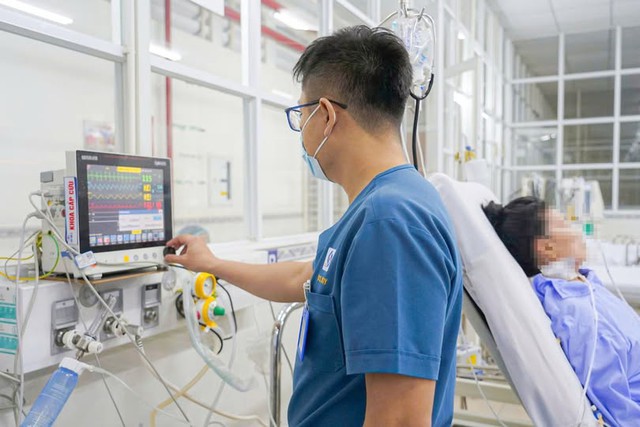 Cuộc chiến gi&agrave;nh sự sống cho người phụ nữ 55 tuổi bị vi&ecirc;m ph&uacute;c mạc nặng, sốc nhiễm khuẩn nguy kịch - Ảnh 1.