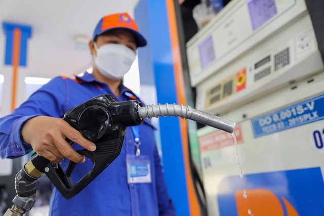 Gi&aacute; xăng dầu ng&agrave;y 21/4/2026: Dầu diesel giảm hơn 3.000 đồng/l&iacute;t, gi&aacute; xăng tiến s&aacute;t 23.000 đồng/l&iacute;t - Ảnh 1.