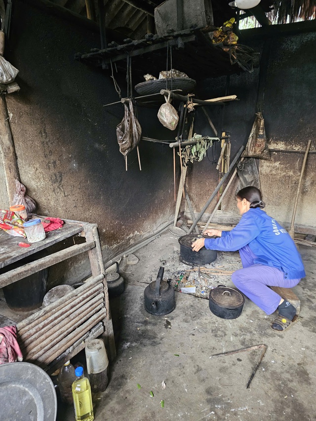 MS 1079: G&aacute;nh nặng chồng chất tr&ecirc;n vai nữ g&oacute;a bụa gồng g&aacute;nh con nhỏ v&agrave; mẹ gi&agrave; yếu trong m&aacute;i nh&agrave; dột n&aacute;t - Ảnh 2.