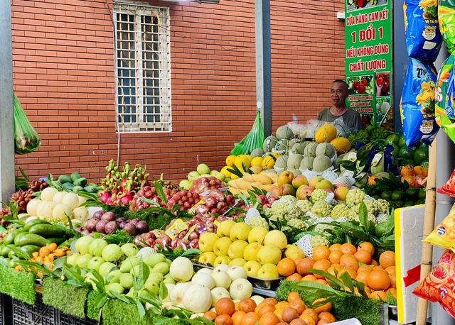 Qu&yacute;t sim cuối vụ ngọt lịm, vỏ mỏng d&iacute;nh, gi&aacute; rẻ, tiểu thương nhập h&agrave;ng li&ecirc;n tục b&aacute;n kh&ocirc;ng nghỉ tay - Ảnh 1.