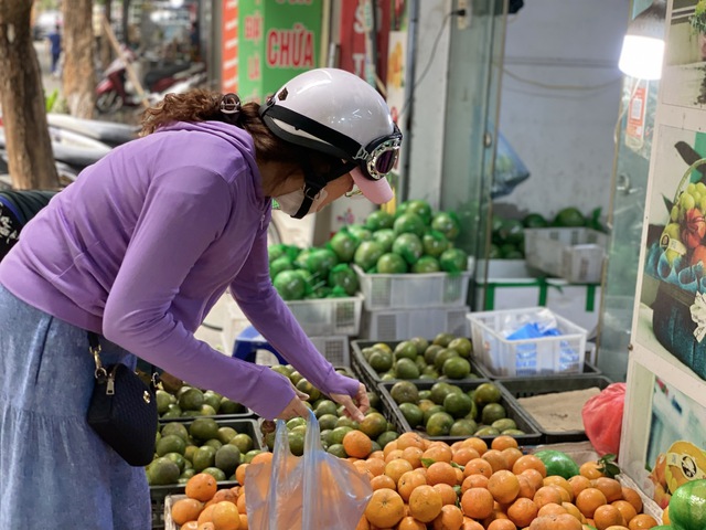 Qu&yacute;t sim cuối vụ ngọt lịm, vỏ mỏng d&iacute;nh, gi&aacute; rẻ, tiểu thương nhập h&agrave;ng li&ecirc;n tục b&aacute;n kh&ocirc;ng nghỉ tay - Ảnh 2.
