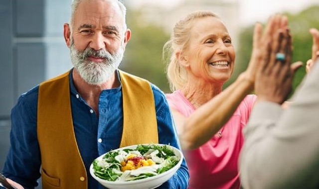 Ăn &iacute;t đi sau tuổi 40: 'Liều thuốc' trường thọ rẻ nhất - Ảnh 3.