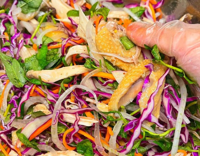 C&aacute;c loại gỏi g&agrave; thơm ngon, đầy dinh dưỡng cho gia đ&igrave;nh nh&acirc;n ng&agrave;y nghỉ lễ 30/4-1/5 - Ảnh 1.