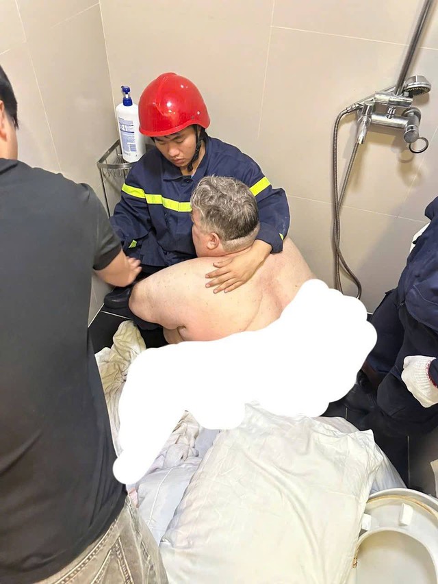 Đ&agrave; Nẵng: Giải cứu du kh&aacute;ch Mỹ nặng gần 300 kg mắc kẹt trong nh&agrave; vệ sinh  - Ảnh 1.