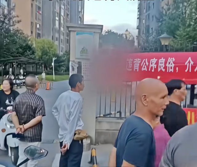 Vợ 'vinh danh' bạn th&acirc;n giữa khu chung cư v&igrave; đ&atilde; ngoại t&igrave;nh với chồng m&igrave;nh suốt 5 năm - Ảnh 1.