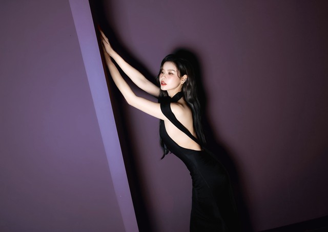 Trương Quỳnh Anh mặc v&aacute;y d&acirc;y 'bốc lửa', khoe trọn lưng trần n&otilde;n n&agrave; quyến rũ - Ảnh 2.