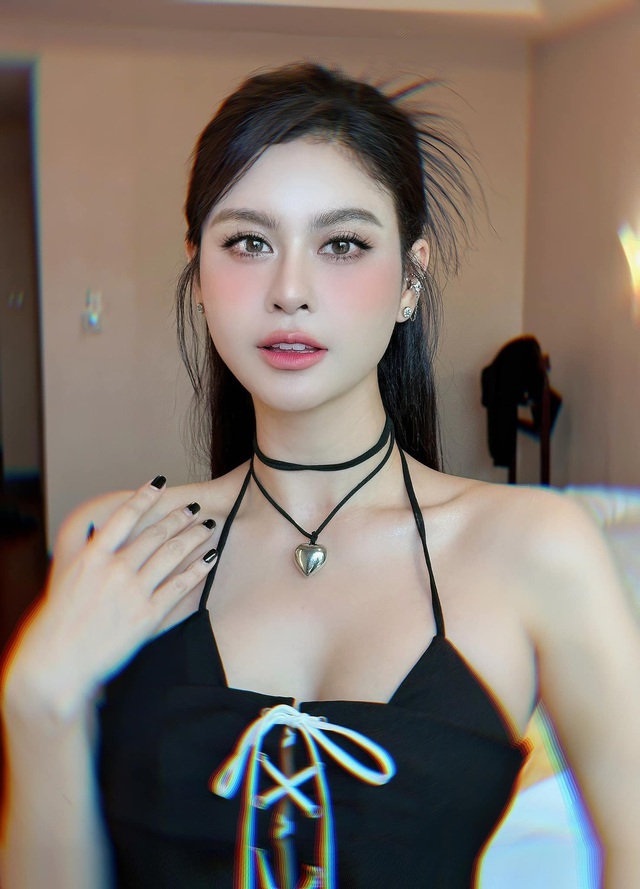 Trương Quỳnh Anh mặc v&aacute;y d&acirc;y 'bốc lửa', khoe trọn lưng trần n&otilde;n n&agrave; quyến rũ - Ảnh 7.