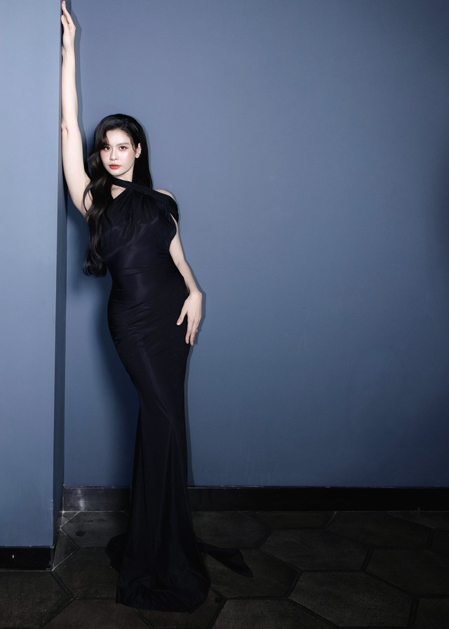 Trương Quỳnh Anh mặc v&aacute;y d&acirc;y 'bốc lửa', khoe trọn lưng trần n&otilde;n n&agrave; quyến rũ - Ảnh 3.