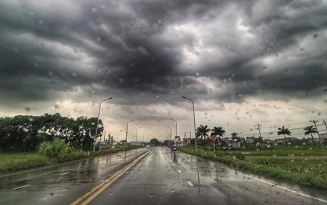 Bật m&iacute; nguy&ecirc;n nh&acirc;n g&acirc;y mưa d&ocirc;ng k&egrave;m thời tiết cực đoan ở khu vực Bắc Bộ v&agrave; Trung Bộ - Ảnh 2.