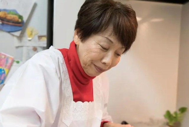 Bị n&oacute;i bất hiếu v&igrave; đưa mẹ v&agrave;o viện dưỡng l&atilde;o, nhưng kết quả sau đ&oacute; khiến cả gia đ&igrave;nh im lặng - Ảnh 1.