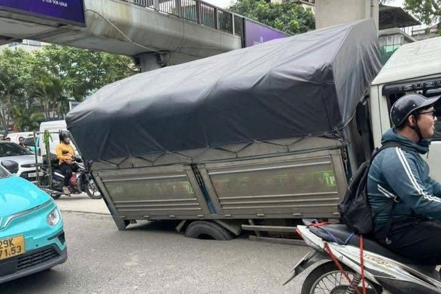 H&agrave; Nội: Xe tải bất ngờ sụt hố tr&ecirc;n đường Nguyễn Tr&atilde;i g&acirc;y x&ocirc;n xao - Ảnh 2.