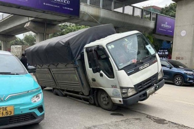 H&agrave; Nội: Xe tải bất ngờ sụt hố tr&ecirc;n đường Nguyễn Tr&atilde;i g&acirc;y x&ocirc;n xao - Ảnh 1.