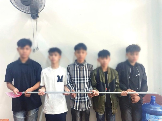 Ngăn chặn hai nh&oacute;m thanh thiếu ni&ecirc;n li&ecirc;n tỉnh hẹn 'giải quyết m&acirc;u thuẫn' - Ảnh 1.