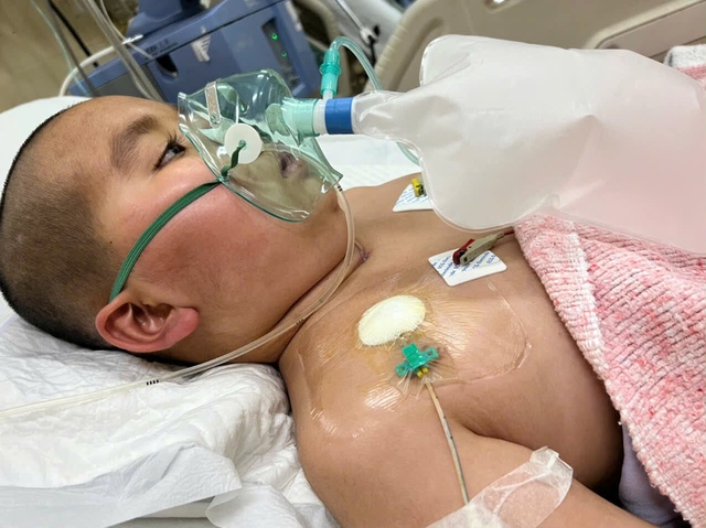 V&ograve;ng tay nh&acirc;n &aacute;i: C&acirc;u chuyện cảm động về b&eacute; trai 11 tuổi chiến đấu với bệnh tật - Ảnh 2.