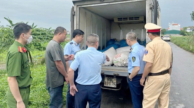 Bảo vệ người ti&ecirc;u d&ugrave;ng: Hơn 1 tấn l&ograve;ng lợn &ocirc;i thiu bị ph&aacute;t hiện tại Hưng Y&ecirc;n - Ảnh 2.