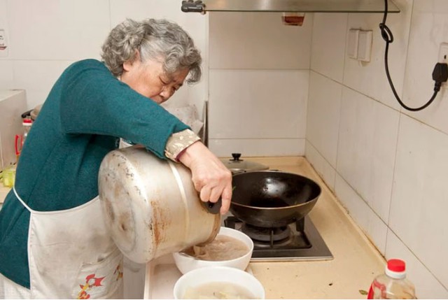 15 năm l&agrave;m gi&uacute;p việc cho &ocirc;ng chủ gi&agrave;u c&oacute;, ng&agrave;y nghỉ việc t&ocirc;i bật kh&oacute;c khi mở t&uacute;i qu&agrave; - Ảnh 1.