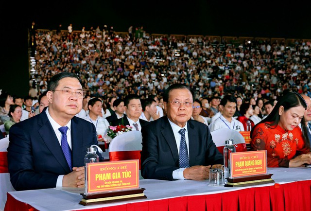 Huyền ảo đ&ecirc;m Cố đ&ocirc; trong Lễ hội Hoa Lư 2026 Với m&agrave;n ph&aacute;o hoa rực rỡ - Ảnh 1.