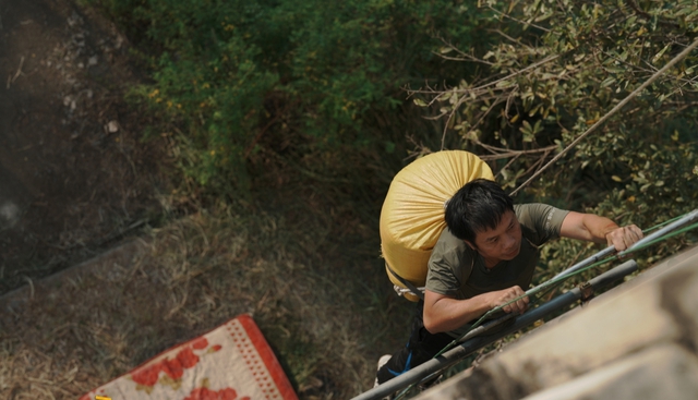 Diễn vi&ecirc;n th&aacute;i h&ograve;a b&ugrave;ng nổ cảm x&uacute;c trong vai người cha khổ cực ở phim Anh H&ugrave;ng - Ảnh 3.