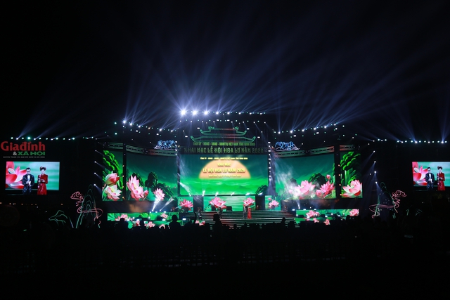 Huyền ảo đ&ecirc;m Cố đ&ocirc; trong Lễ hội Hoa Lư 2026 Với m&agrave;n ph&aacute;o hoa rực rỡ - Ảnh 2.