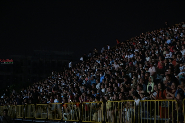 Huyền ảo đ&ecirc;m Cố đ&ocirc; trong Lễ hội Hoa Lư 2026 Với m&agrave;n ph&aacute;o hoa rực rỡ - Ảnh 4.