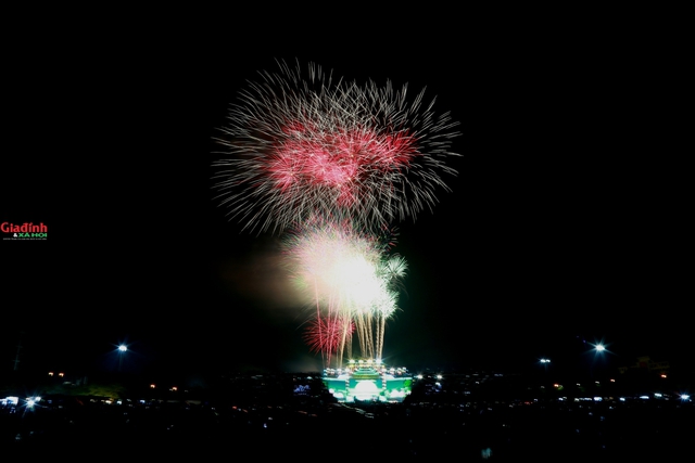 Huyền ảo đ&ecirc;m Cố đ&ocirc; trong Lễ hội Hoa Lư 2026 Với m&agrave;n ph&aacute;o hoa rực rỡ - Ảnh 8.