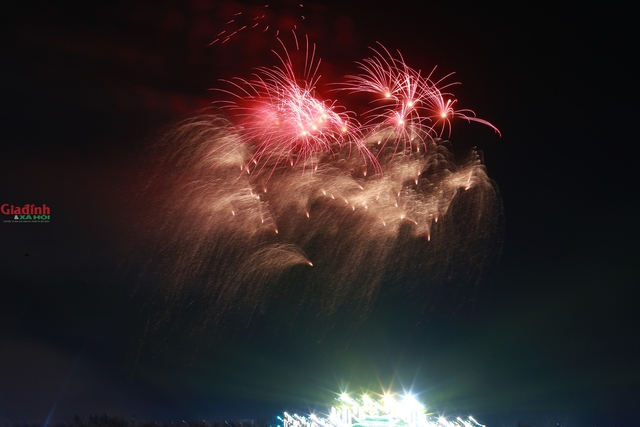 Huyền ảo đ&ecirc;m Cố đ&ocirc; trong Lễ hội Hoa Lư 2026 Với m&agrave;n ph&aacute;o hoa rực rỡ - Ảnh 10.