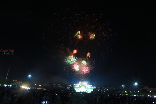 Huyền ảo đ&ecirc;m Cố đ&ocirc; trong Lễ hội Hoa Lư 2026 Với m&agrave;n ph&aacute;o hoa rực rỡ - Ảnh 11.