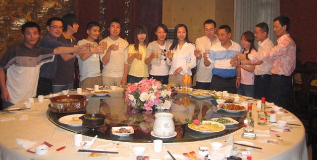 20 người đi họp lớp, h&oacute;a đơn 17 triệu v&agrave; c&aacute;i kết 'cạch mặt' nhau m&atilde;i m&atilde;i - Ảnh 1.