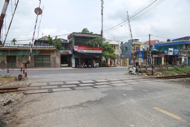 Tỉnh lộ 485B Ninh B&igrave;nh gặp kh&oacute; khăn do n&uacute;t thắt giao th&ocirc;ng đường sắt - Ảnh 6.