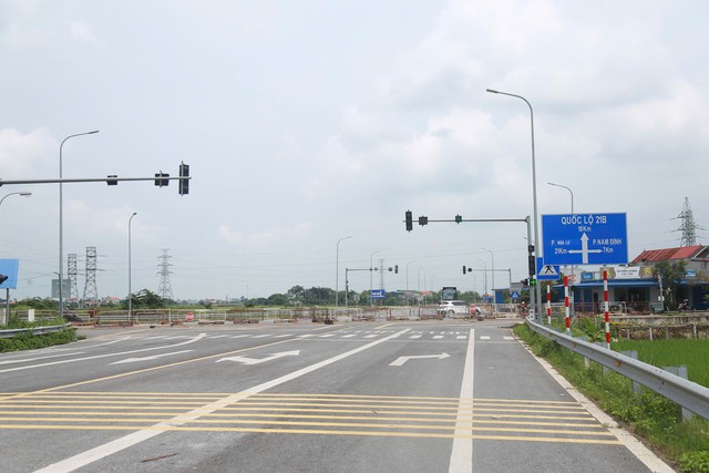 Tỉnh lộ 485B Ninh B&igrave;nh gặp kh&oacute; khăn do n&uacute;t thắt giao th&ocirc;ng đường sắt - Ảnh 2.