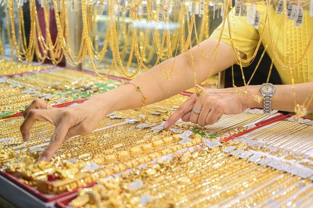 Gi&aacute; v&agrave;ng h&ocirc;m nay 26/4: Li&ecirc;n tục giảm, 'bay' hơn 3 triệu đồng/lượng - Ảnh 1.