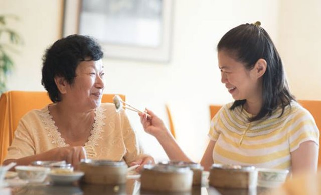 Tưởng gửi tiền l&agrave; hiếu thảo, t&ocirc;i nghẹn ng&agrave;o khi biết mẹ d&ugrave;ng tiền theo c&aacute;ch n&agrave;y - Ảnh 1.