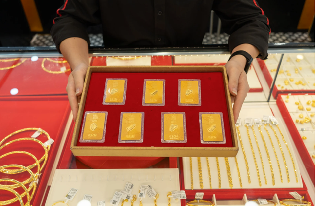 Gi&aacute; v&agrave;ng h&ocirc;m nay 27/ 4: V&agrave;ng SJC, v&agrave;ng nhẫn Bảo T&iacute;n Minh Ch&acirc;u, Ph&uacute; Qu&yacute;, Doji ở mức bao nhi&ecirc;u? - Ảnh 2.