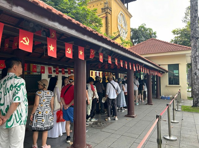 Du kh&aacute;ch đổ về H&agrave; Nội tham quan trong kỳ nghỉ lễ Giỗ Tổ H&ugrave;ng Vương 2026 - Ảnh 2.
