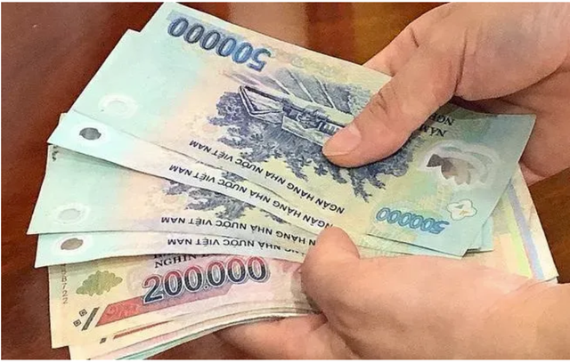 Tin s&aacute;ng 28/4: Th&ocirc;ng tin mới nhất về tăng lương hưu từ 1/7; Dựng chuyện bị cướp để '&ocirc;m' tiền h&agrave;ng, nam shipper bị lật tẩy - Ảnh 2.