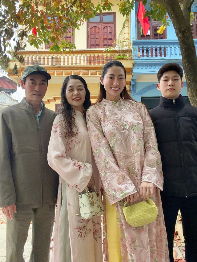 Mẹ Hoa hậu Lương th&ugrave;y Linh g&acirc;y ch&uacute; &yacute; khi xuất hiện c&ugrave;ng con g&aacute;i tại S&agrave;i G&ograve;n - Ảnh 4.