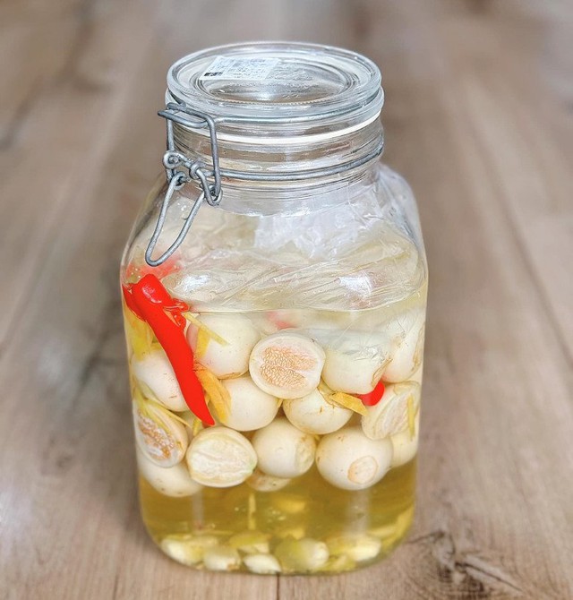 C&aacute;ch muối c&agrave; ph&aacute;o trắng gi&ograve;n, để cả tuần kh&ocirc;ng nổi v&aacute;ng h&egrave; 2026 - Ảnh 3.