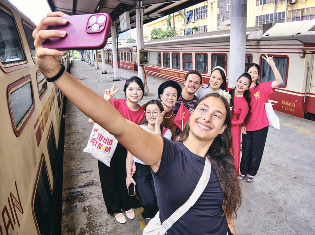 Người d&acirc;n, du kh&aacute;ch n&ocirc; nức &ldquo;chạm v&agrave;o k&yacute; ức&rdquo; với chuyến T&agrave;u H&agrave; Nội 5 Cửa &Ocirc; đặc biệt nh&acirc;n dịp 30/4-1/5 - Ảnh 3.