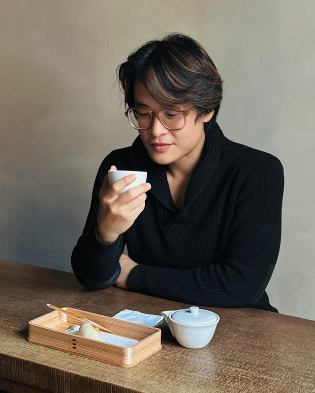 Qu&aacute; tuổi tứ tuần, qu&yacute; &ocirc;ng Vbiz h&aacute;t 'Th&aacute;ng Tư l&agrave; lời n&oacute;i dối của em' vẫn độc th&acirc;n, chăm l&agrave;m từ thiện - Ảnh 8.