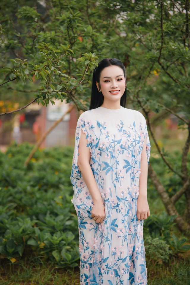 NSƯT T&acirc;n Nh&agrave;n khoe nhan sắc 'hack tuổi' ở trong biệt thự 10 ph&ograve;ng ngủ đẹp như mơ - Ảnh 4.