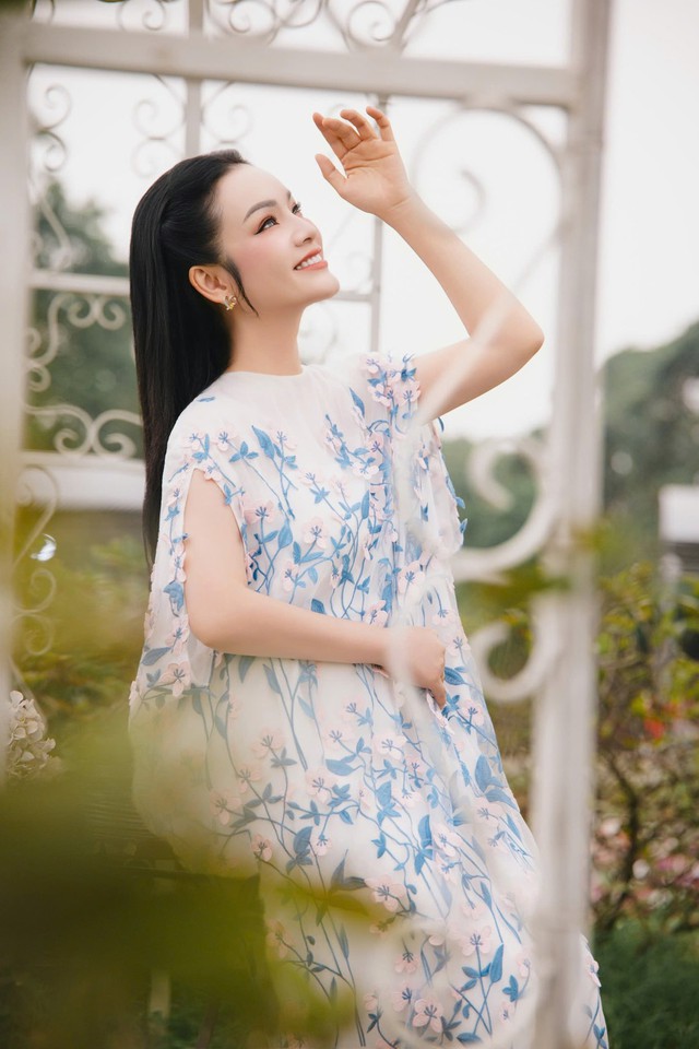 NSƯT T&acirc;n Nh&agrave;n khoe nhan sắc 'hack tuổi' ở trong biệt thự 10 ph&ograve;ng ngủ đẹp như mơ - Ảnh 6.