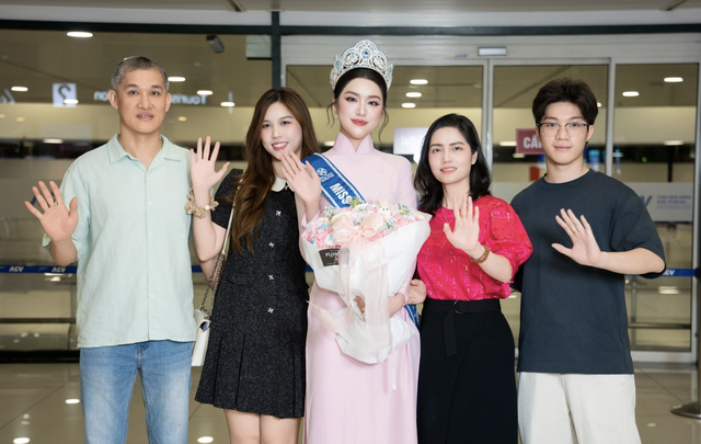 Bố mẹ Phương Oanh hạnh ph&uacute;c đ&oacute;n n&agrave;ng hậu trở về sau 1 th&aacute;ng đăng quang - Ảnh 1.