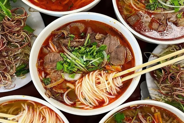 Ăn g&igrave; ở Huế năm 2026? kh&aacute;m ph&aacute; ẩm thực cung đ&igrave;nh v&agrave; d&acirc;n gian đặc sắc - Ảnh 2.