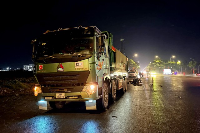 H&agrave; Nội: Xe m&aacute;y va chạm xe tải trong đ&ecirc;m mưa, đ&ocirc;i nam nữ tử vong tại chỗ - Ảnh 1.