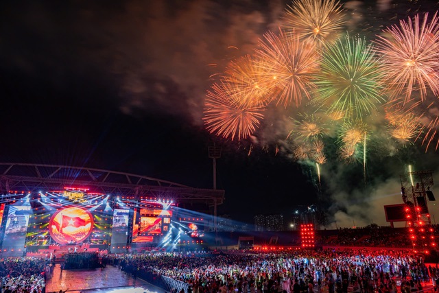 Kh&aacute;n giả bật đ&egrave;n flash, lightstick, tạo th&agrave;nh bầu trời sao  ho&agrave; nhịp c&ugrave;ng nghệ sĩ trong '&Acirc;m vang Tổ quốc' - Ảnh 10.