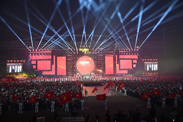 Kh&aacute;n giả bật đ&egrave;n flash, lightstick, tạo th&agrave;nh bầu trời sao  ho&agrave; nhịp c&ugrave;ng nghệ sĩ trong '&Acirc;m vang Tổ quốc' - Ảnh 8.