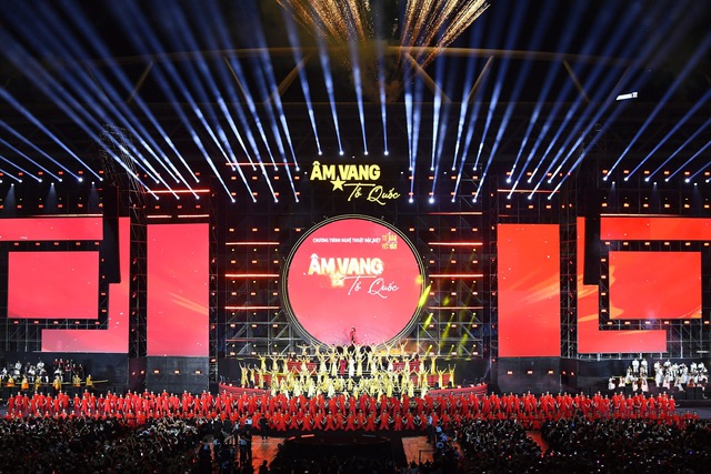 Kh&aacute;n giả bật đ&egrave;n flash, lightstick, tạo th&agrave;nh bầu trời sao  ho&agrave; nhịp c&ugrave;ng nghệ sĩ trong '&Acirc;m vang Tổ quốc' - Ảnh 1.